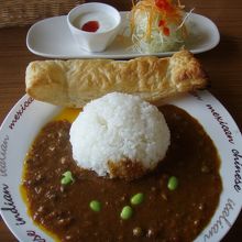 あだたらカレーにもパイが付いています