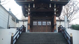 背景の高層ビルが・・・