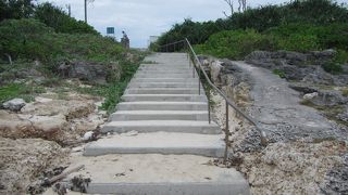 泳いだり、磯あそびをするのは、干潮時だけ。売店で無料で借りたライフジャケットは洗って返しましょう