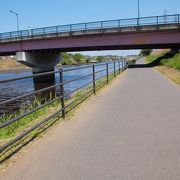 川沿いのサイクリングロードは人気が高く、自転車やウォーキングなどに利用されています