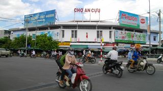 地元客で賑やかな市場