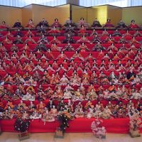 エントランスで出迎えてくれた雛人形たち