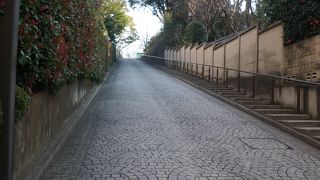 長い石畳を登った高台にある寺院