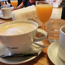 カフェラテと生絞りオレンジジュース♪