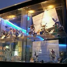 店内。ガンプラが展示されていました。