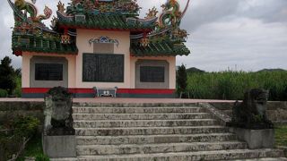 唐人墓は市内部から少し離れた夕陽の名所にあります。