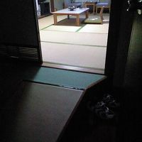 手前がバリアフリー。まいいんですけどね。奥が部屋です。