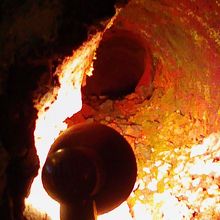 木が焼けて穴だけが残る溶岩の穴