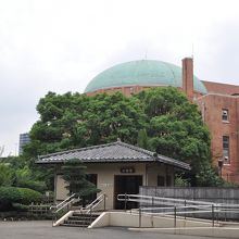 取り壊しか補修して活用か、、揺れる両国公会堂