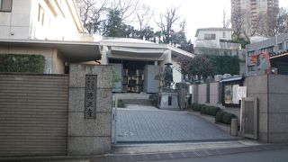 親鸞聖人の銅像が目印