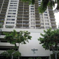 クヒオ通り沿い。バス停はコンドの向かいにあります