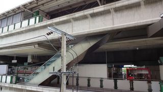 近くにはバスターミナルがあります