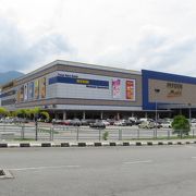 アマンジャヤ・バスターミナル対面の便利なショッピングセンター