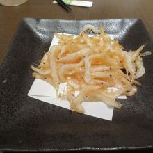 富山名物の白エビ。素揚げです