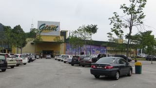 ロスト・ワールドに隣接した便利なショッピングセンター