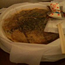 お持ち帰りだとソースとマヨネーズをつけてくれます。お夜食に。