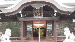 住宅街に囲まれ窮屈そうです