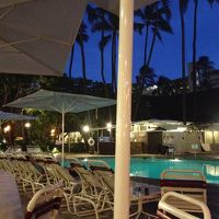 奥の建物がモアナサーフライダーホテルです