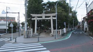 Y字路の分岐部にある歴史ある神社