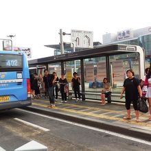 ソウル駅前の402番幹線バス。