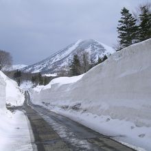 GW時期、猿倉温泉の周りの道路はまだ雪がいっぱいです