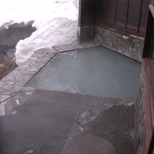 新館のお風呂の露天風呂。小さ目です