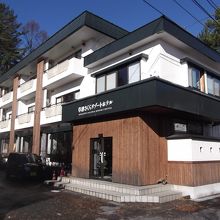 ３階建です。元は保養所ですか？。