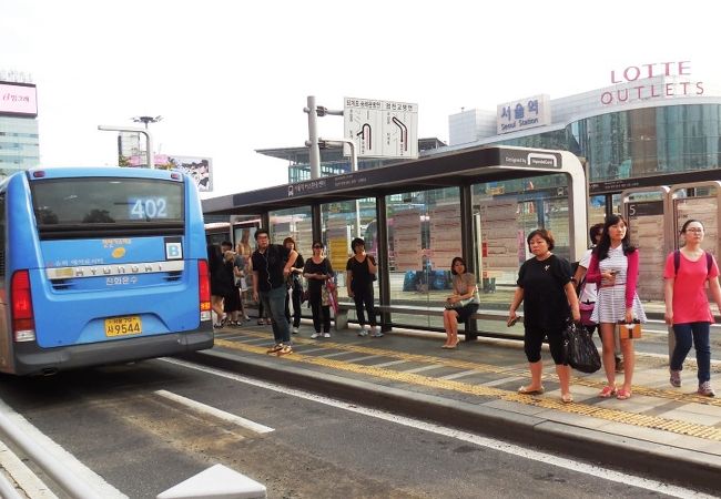 江南地区と都心を結ぶ。経由地が凝っている。