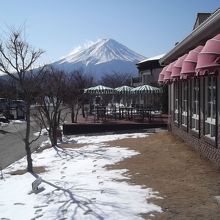 レストランと富士山。