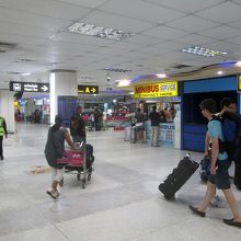 バゲージクレームを出ると、乗り合いバンやタクシーのカウンター