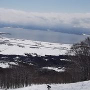 猪苗代湖に向かってスキー