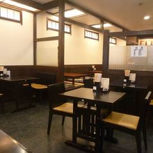 少し時間が早いため落ち着いた店内。