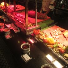 メインのビュッフェ台には豚・牛・鶏・魚という４種の主菜