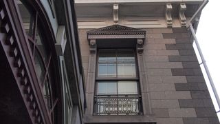 汐留の高層ビルの合間に