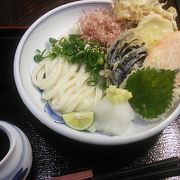 坂出駅構内にある讃岐うどん店