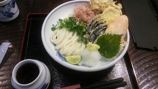 坂出駅構内にある讃岐うどん店