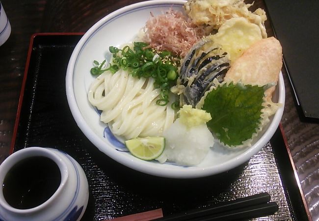 坂出駅構内にある讃岐うどん店