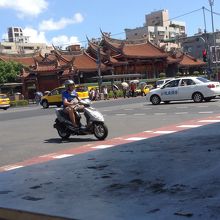 道路の向こうから撮った写真です。