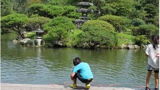 とてもきれいな庭園風の公園内で足湯も楽しめる！