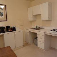 右側には大きい冷蔵庫があります