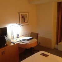 充分に仕事が出来るサイズの机、ライトも明るい！