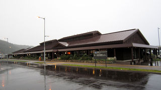 木のぬくもりを感じる駅。