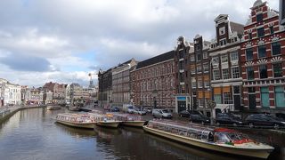 オランダの最もオランダらしい姿は、やはり運河沿いのぎっしり並んだ家並でしょうね。