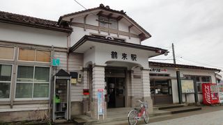 古い建物の駅舎が愛らしい