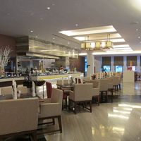 白を基調にした爽やかな内装のレストラン。朝食で利用しました。