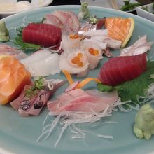 見た目はショボイが刺し盛りが食べれる事に感謝