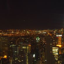 ひときわ大きく輝くエンパイアステートビル