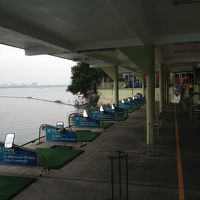 プールの隣にゴルフの打ちっぱなしがあります