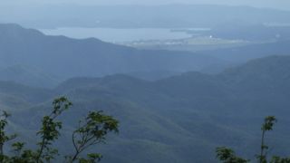 磐梯山と、猪苗代湖、小野川湖、秋元湖、桧原湖の４湖が一望できます