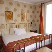 凱旋門が見える部屋でなくても窓が広く快適。